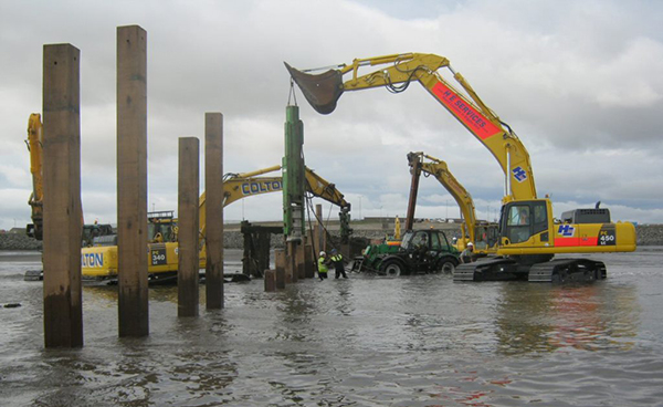 Sheet piling of flood wall